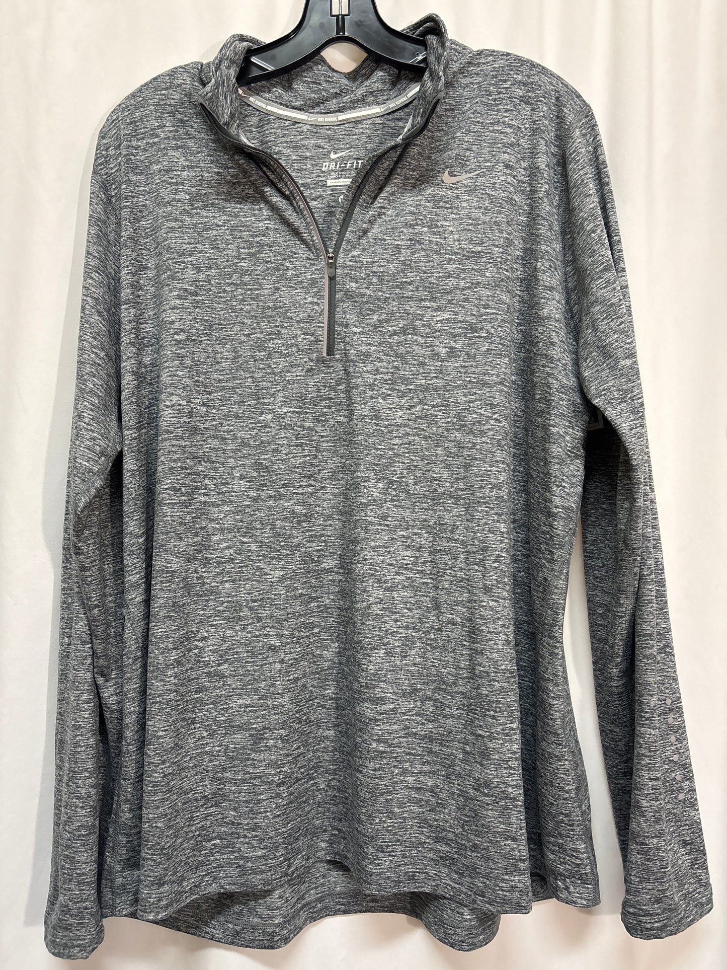 Athletic Top Long Sleeve Collar By Nike In Grey, Size: 1x