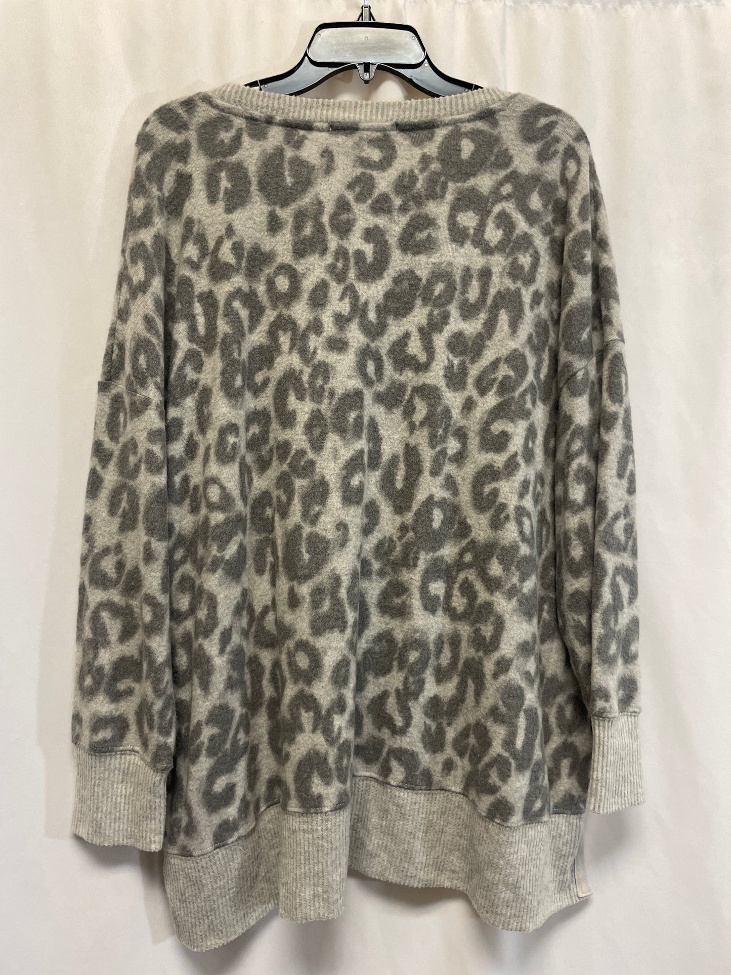 Top Long Sleeve By Cmf In Grey, Size: 1x