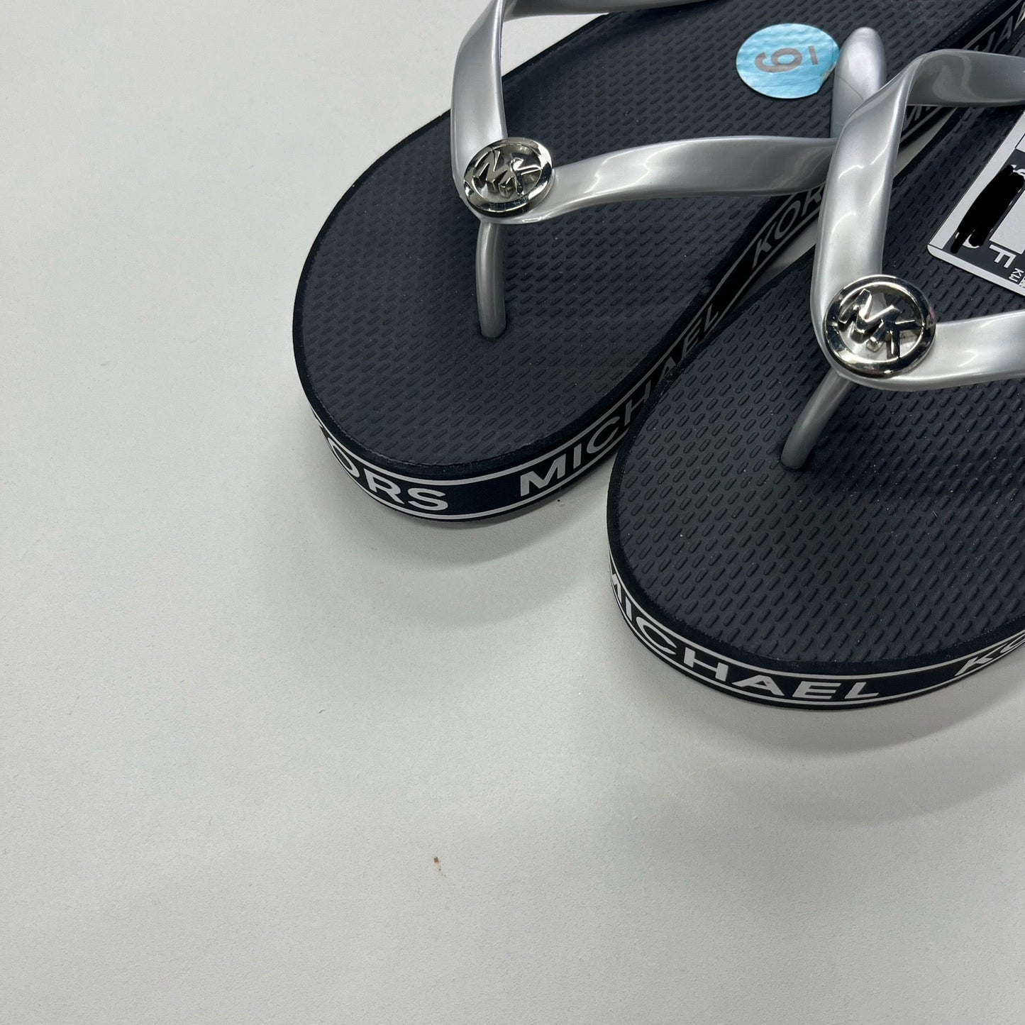 Silver Sandals Flip Flops Michael Kors, Size 6