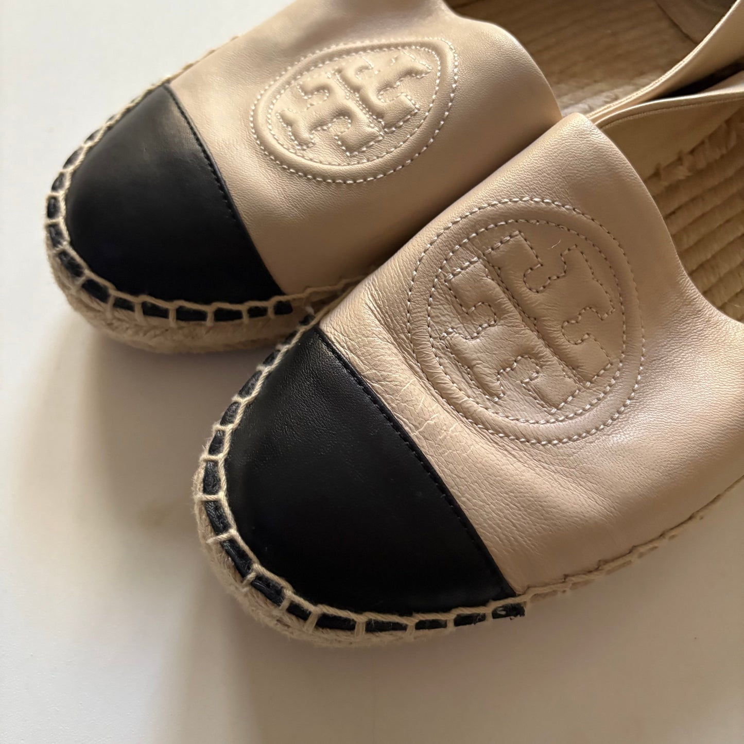 Shoes Flats By Tory Burch In Cream, Size: 7.5