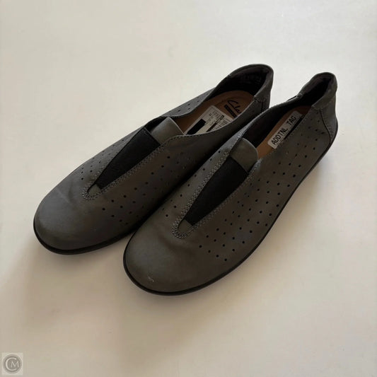 Shoes Flats By Clarks In Grey, Size: 10