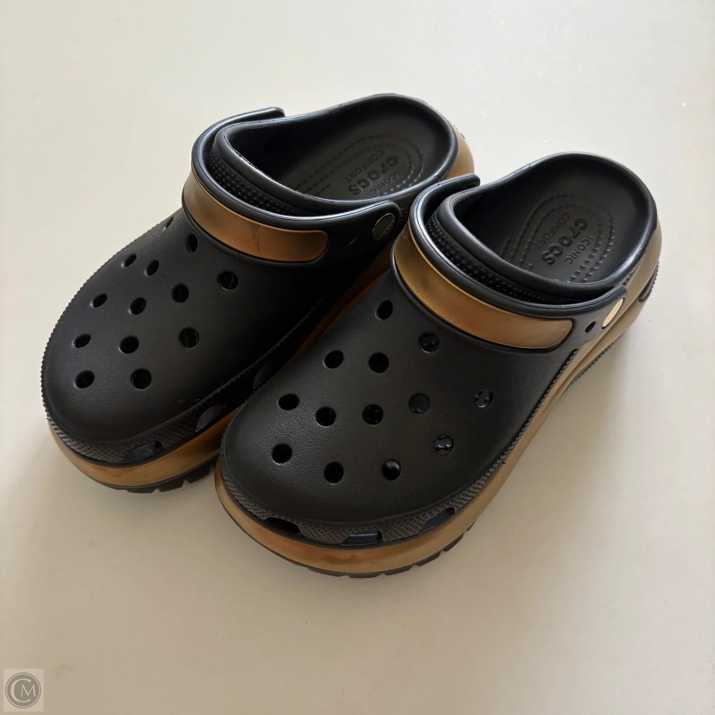 Shoes Sneakers Platform By Crocs In Black & Gold, Size: 8