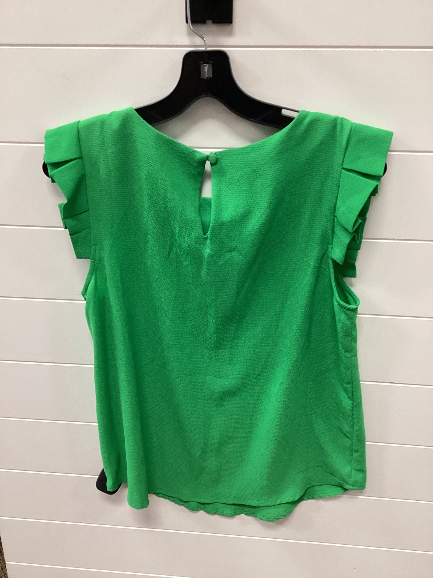 Top Sleeveless By Monteau In Green, Size:M