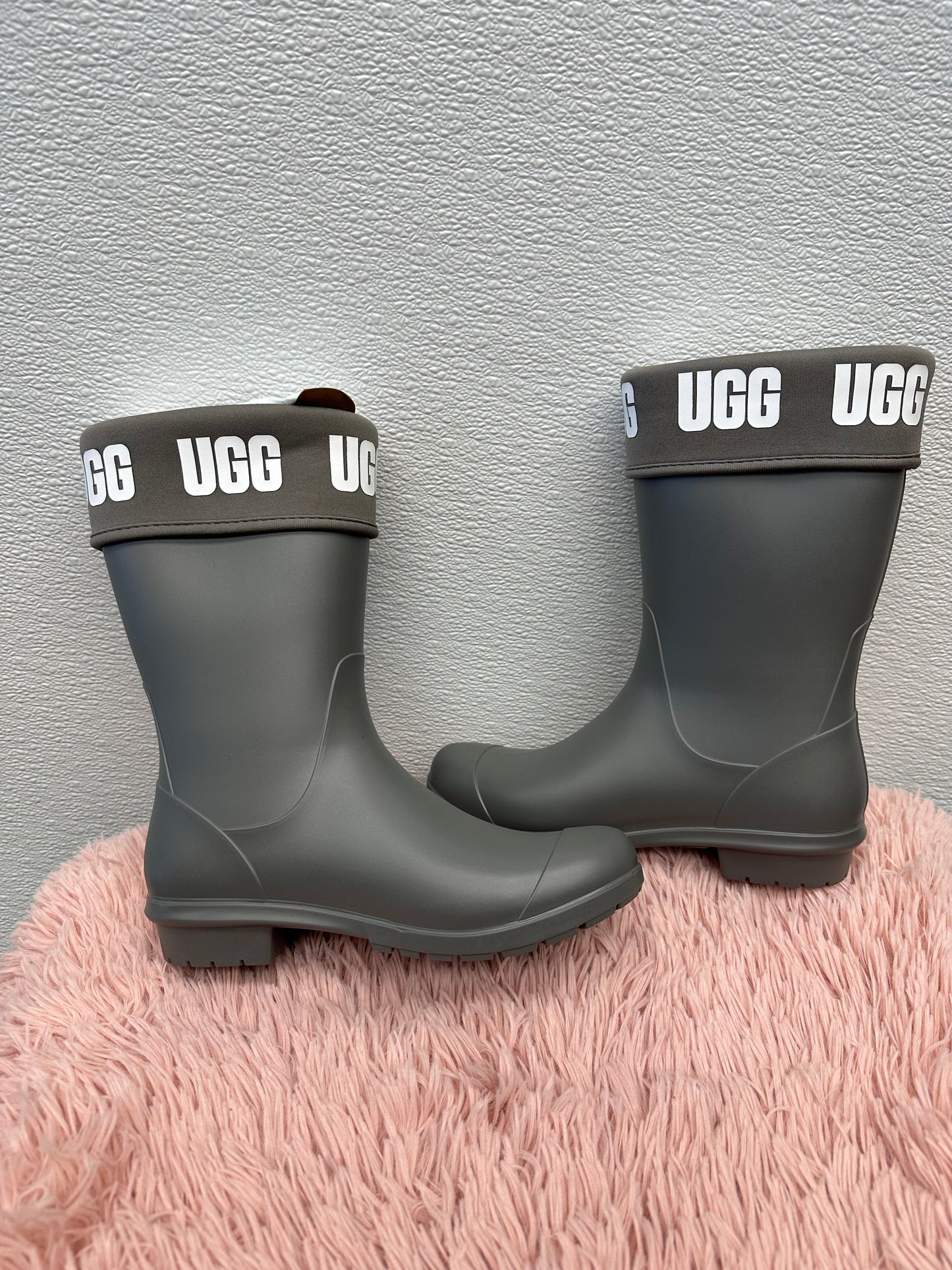 Boots Rain By Ugg  Size: 6