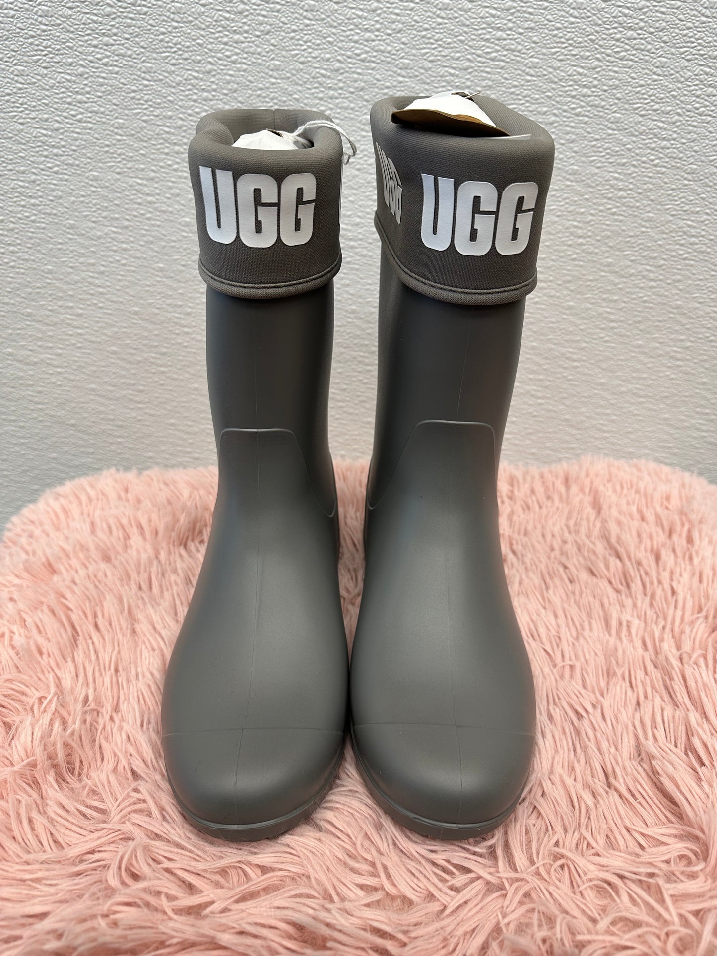 Boots Rain By Ugg  Size: 6