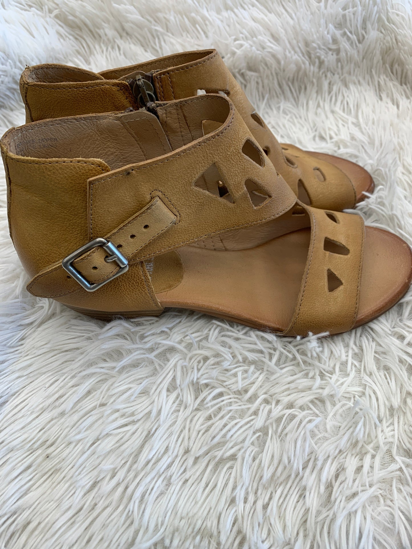 Tan Sandals Heels Block Miz Mooz, Size 6.5