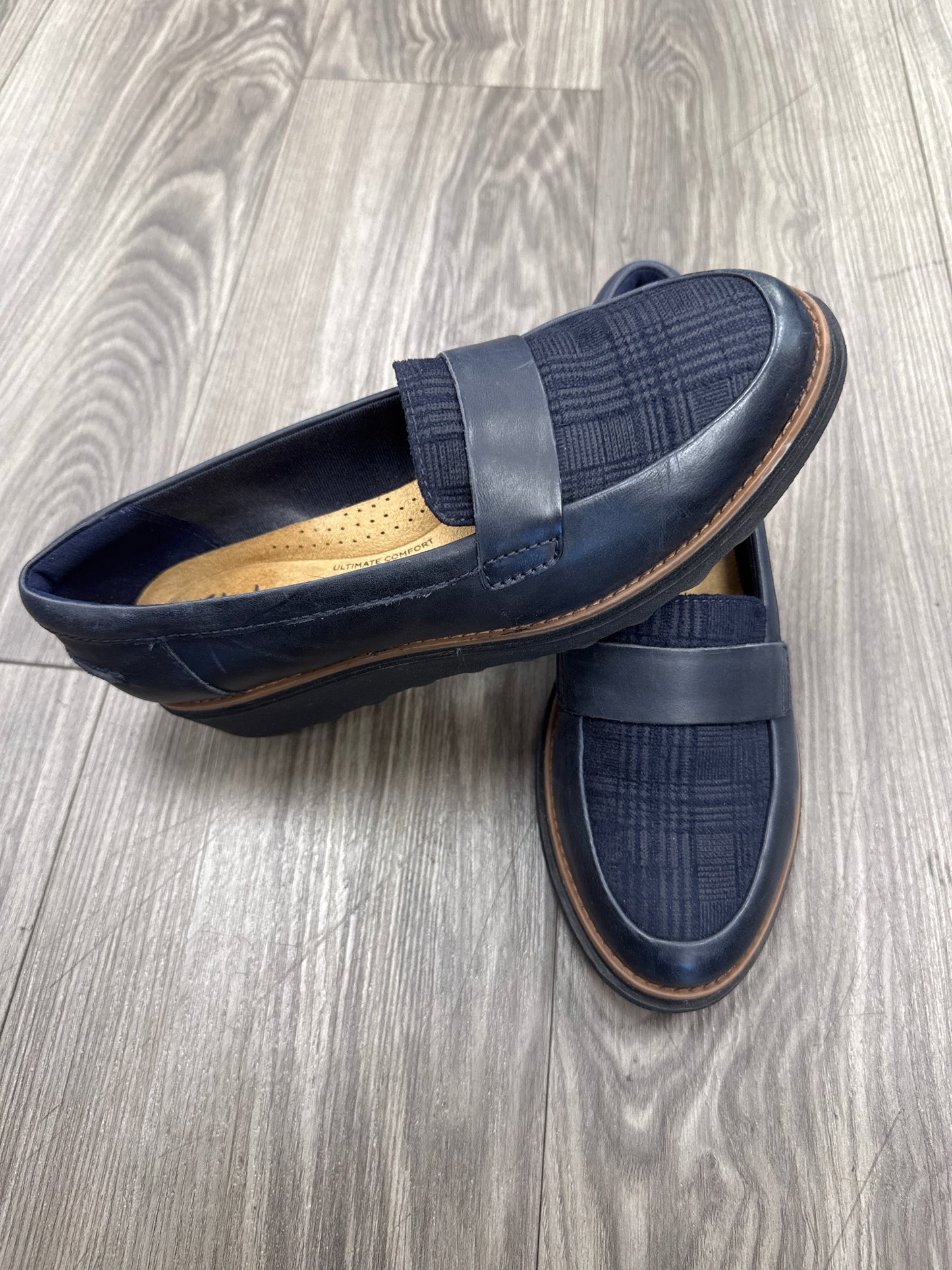 Shoes Flats By Clarks In Navy, Size: 6