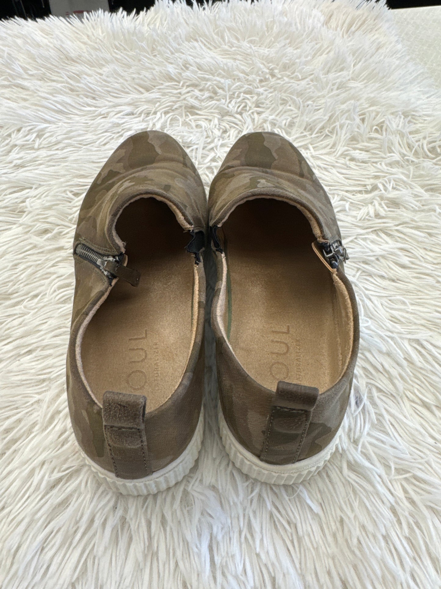 Shoes Sneakers By Clothes Mentor  Size: 8.5