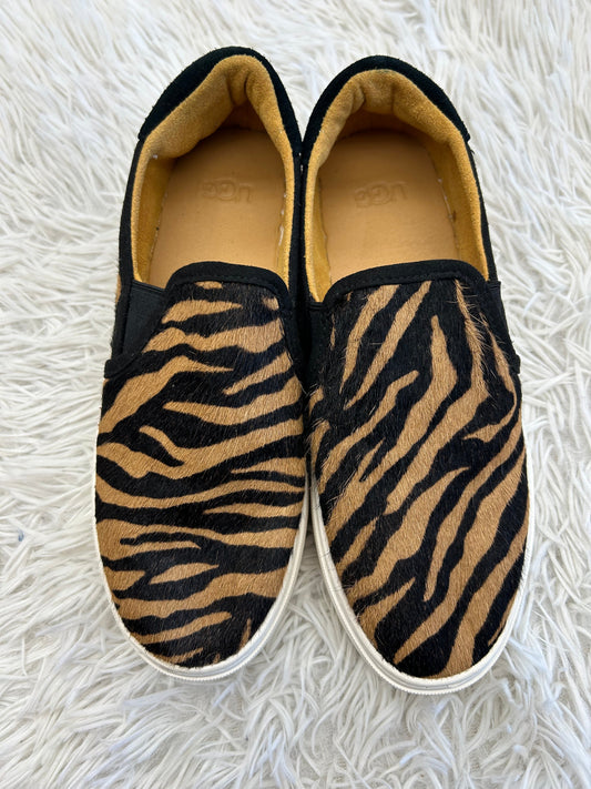 Shoes Flats By Ugg In Animal Print, Size: 6