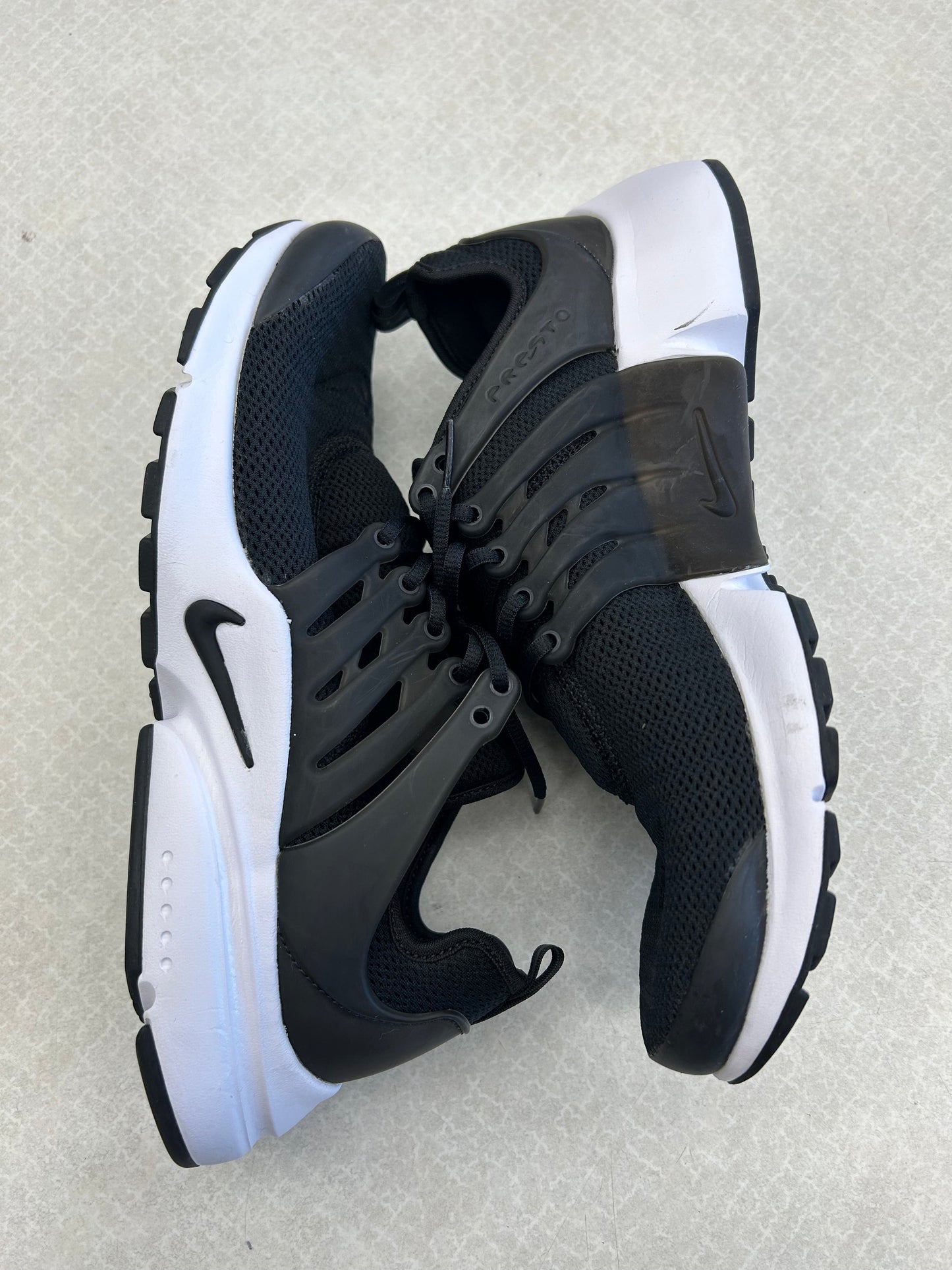 Shoes Athletic By Nike Apparel In Black & White, Size: 11