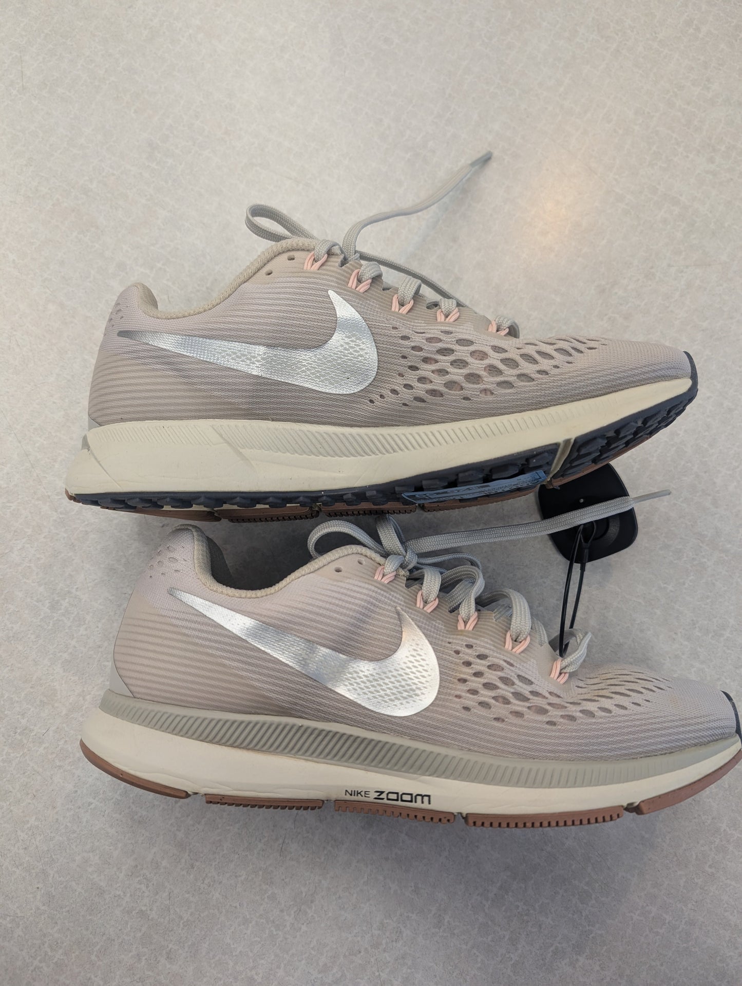 Shoes Athletic By Nike Apparel In Beige, Size: 8