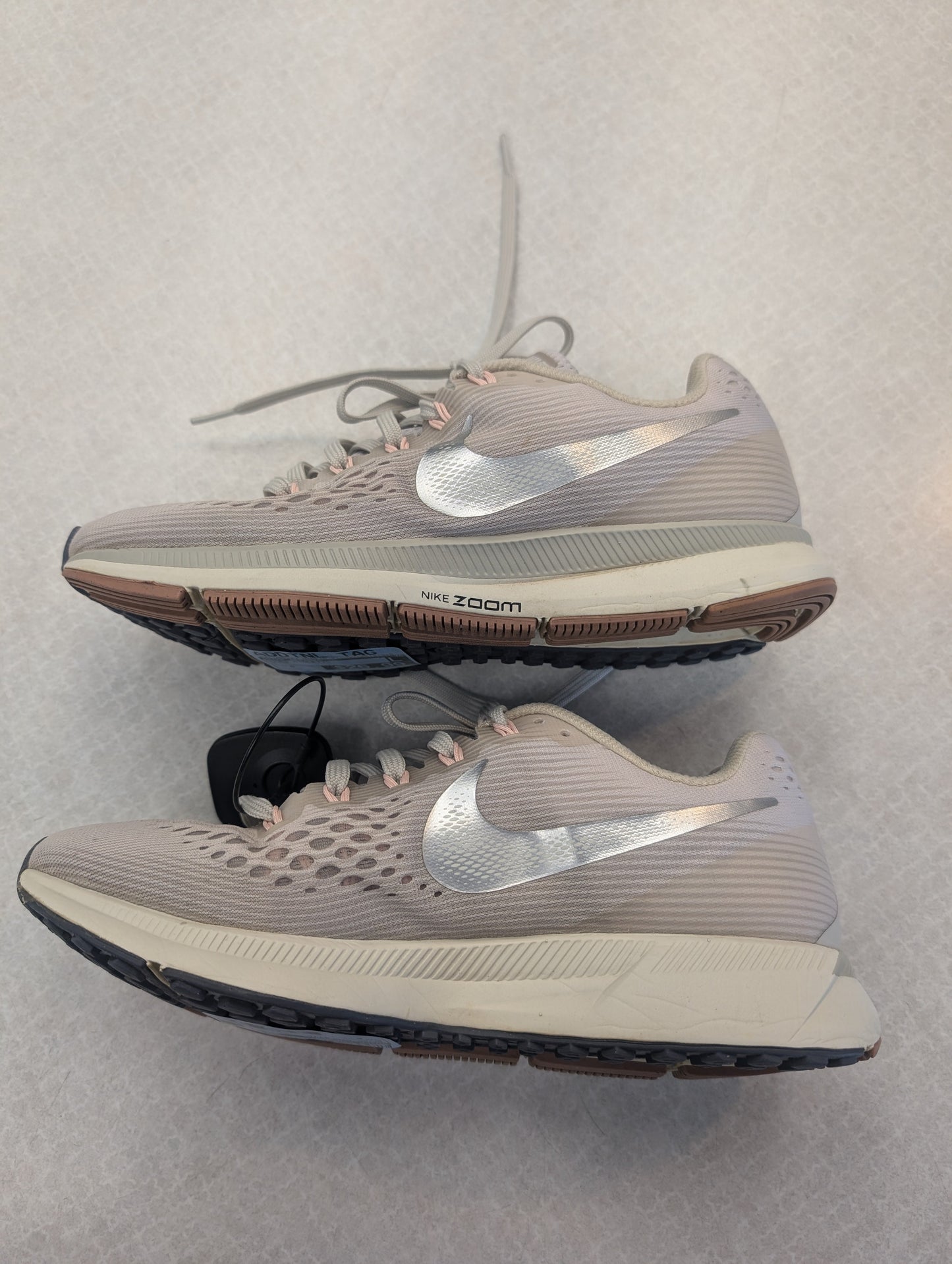 Shoes Athletic By Nike Apparel In Beige, Size: 8