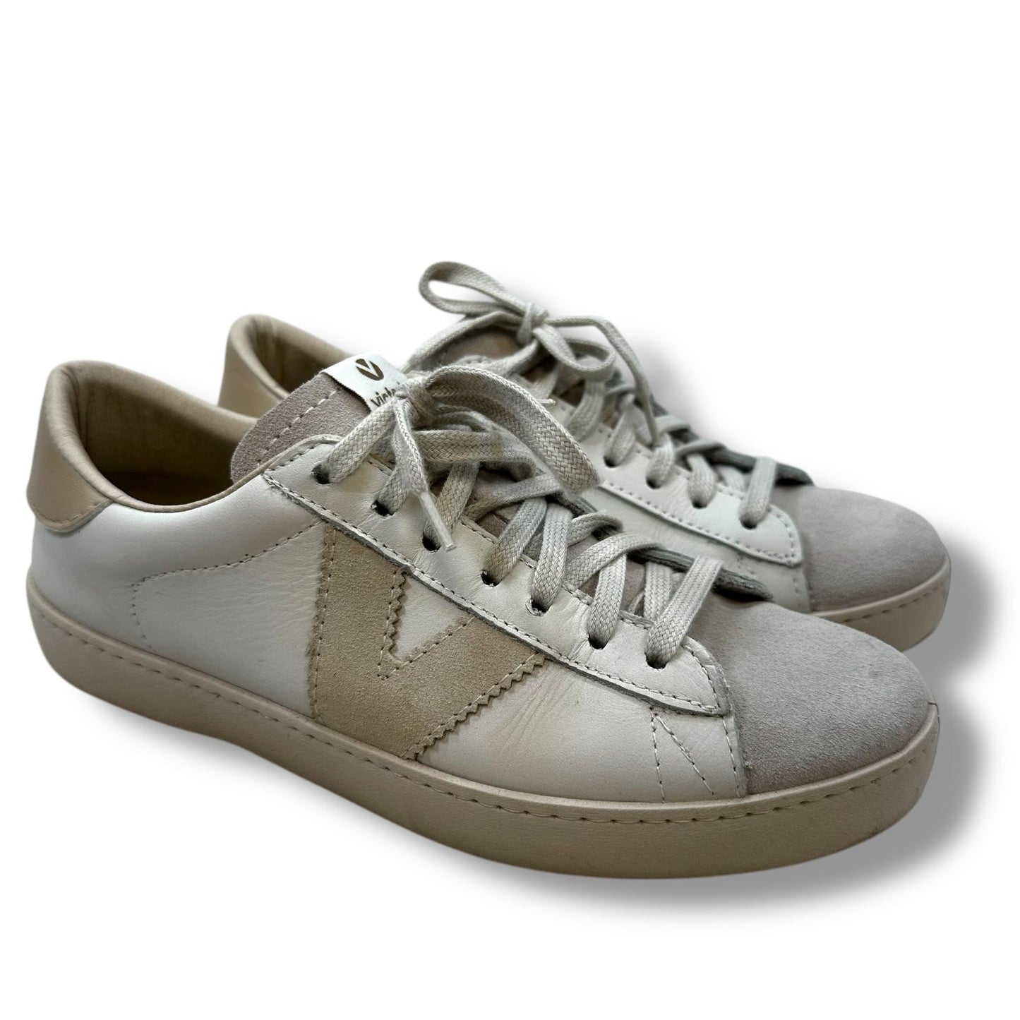 Shoes Sneakers By Clothes Mentor In White, Size: 7.5