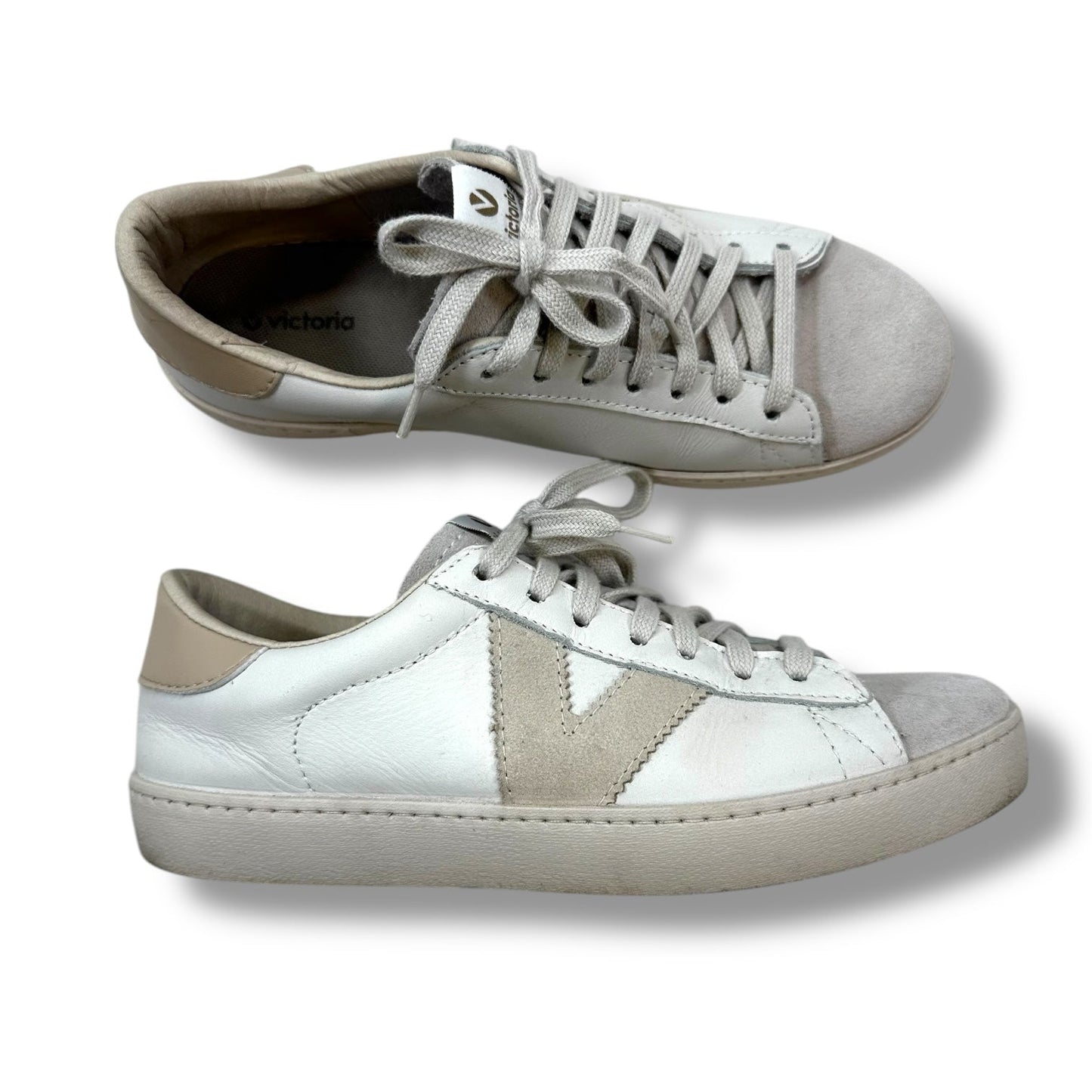 Shoes Sneakers By Clothes Mentor In White, Size: 7.5