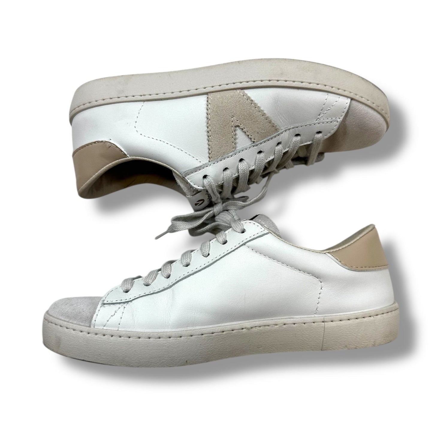 Shoes Sneakers By Clothes Mentor In White, Size: 7.5