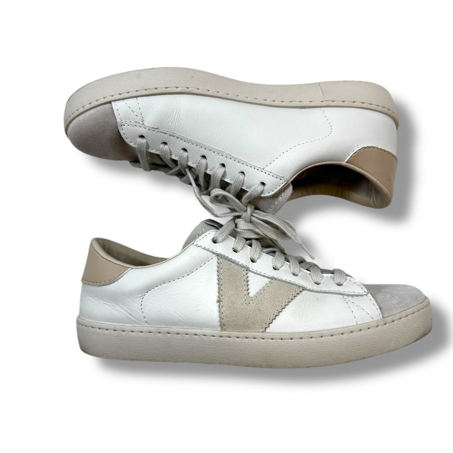 Shoes Sneakers By Clothes Mentor In White, Size: 7.5