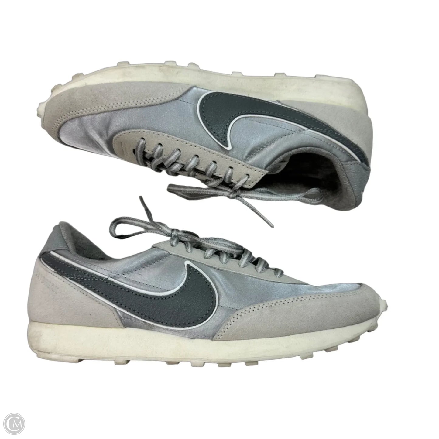 Shoes Sneakers By Nike In Silver, Size: 8