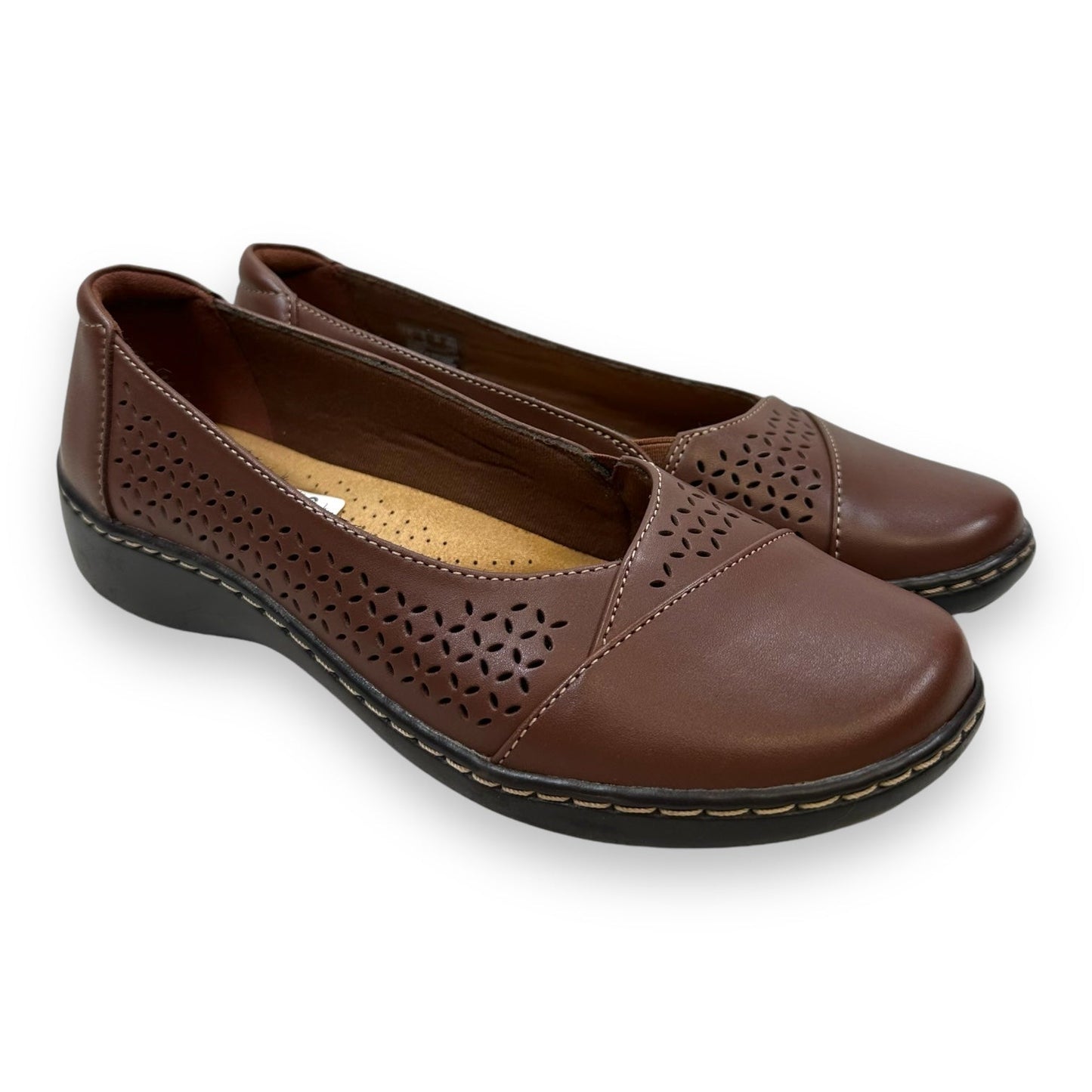 Shoes Flats By Clarks In Brown, Size: 9