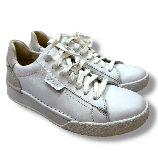 Shoes Sneakers By Clarks In White, Size: 5.5