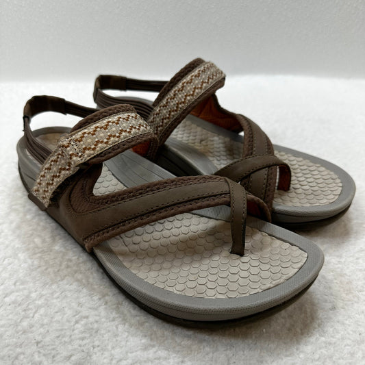 Brown Sandals Flats Bare Traps, Size 8