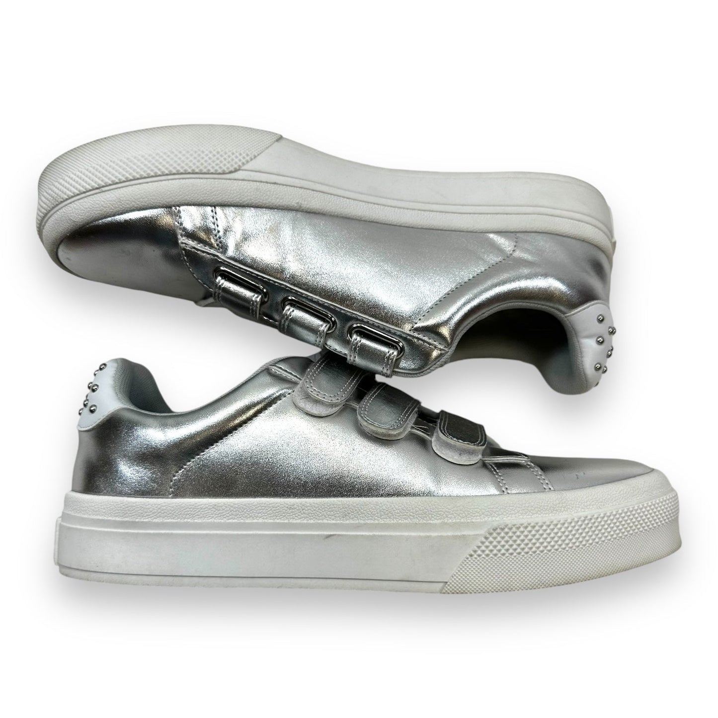 Shoes Sneakers By Clothes Mentor In Silver, Size: 9.5