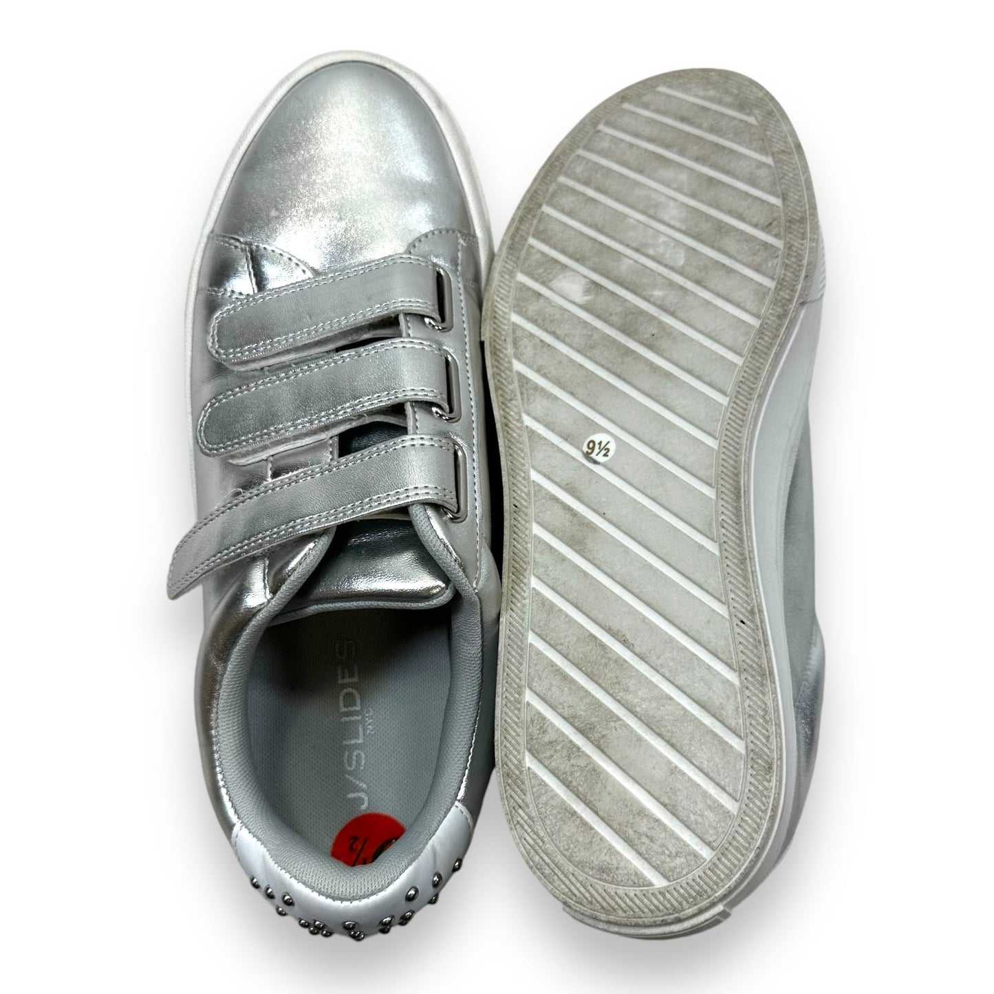 Shoes Sneakers By Clothes Mentor In Silver, Size: 9.5