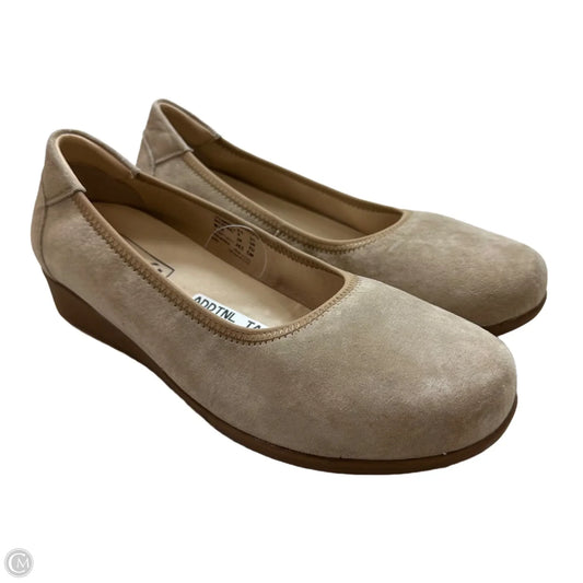Shoes Flats By Clothes Mentor In Beige, Size: 8.5