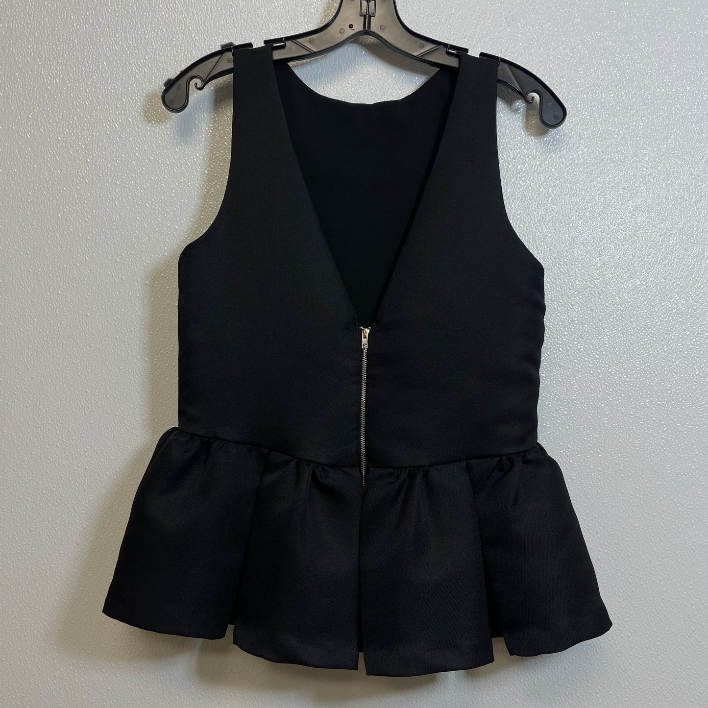 Top Sleeveless By Clothes Mentor In Black, Size: S