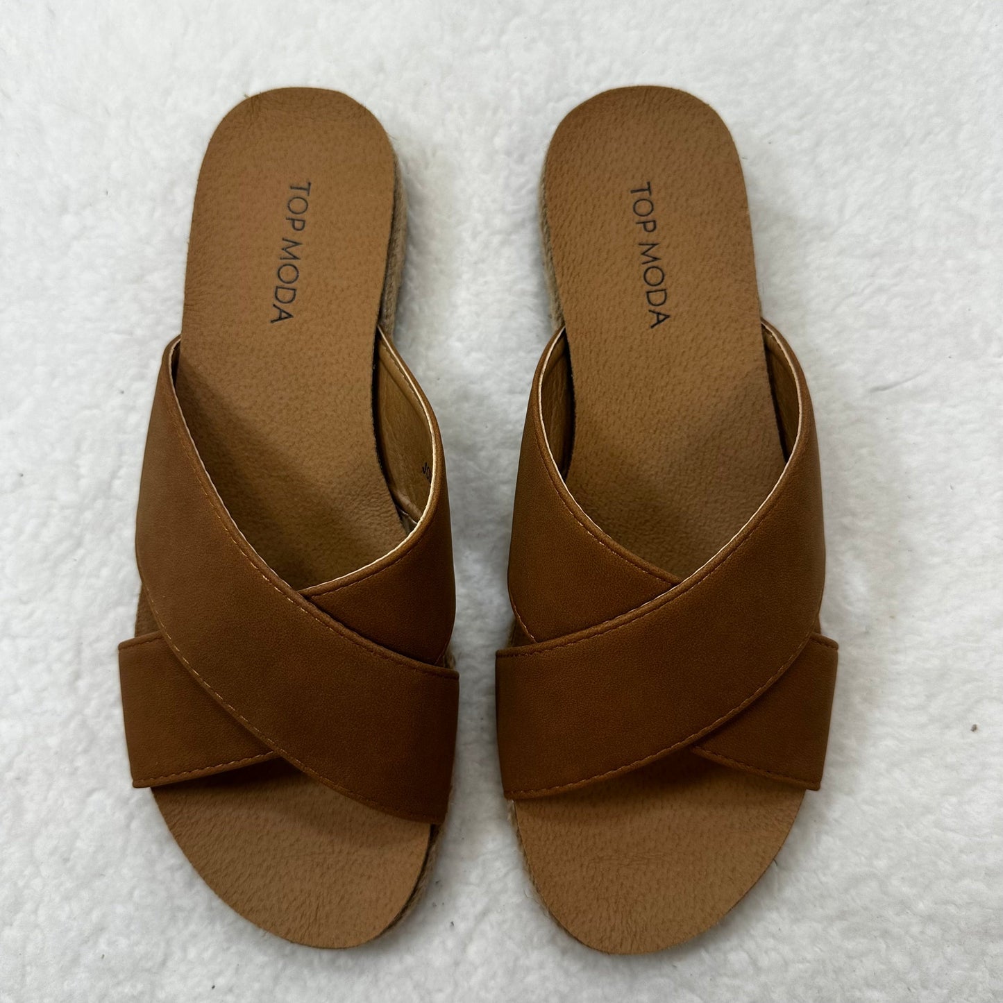 Tan Sandals Flats Top Moda, Size 8