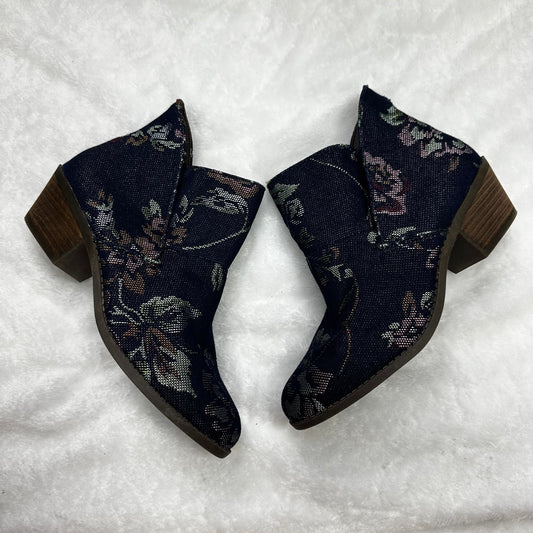 Floral Boots Ankle Flats Me Too, Size 7.5