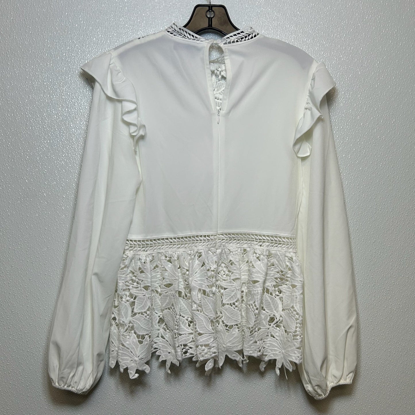 Top Long Sleeve By Clothes Mentor In White, Size: S