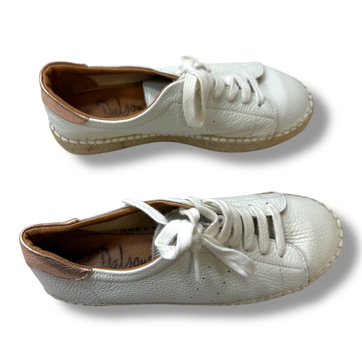 Shoes Sneakers By Clothes Mentor In White