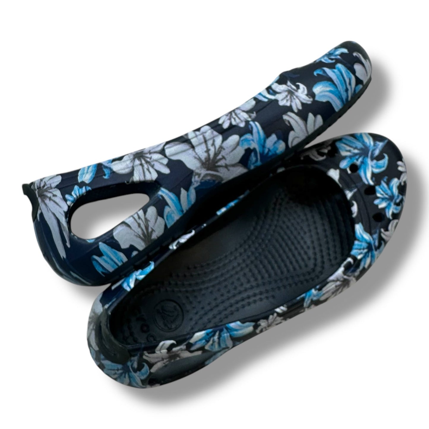 Sandals Flats By Crocs In Floral Print, Size: 5