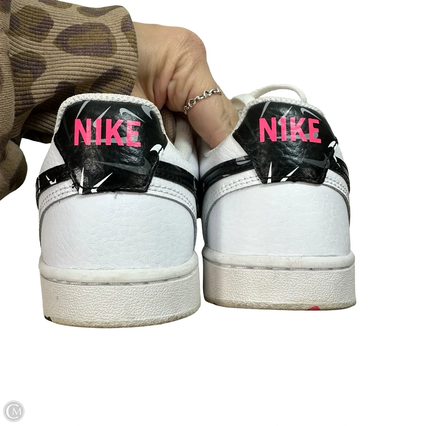 Shoes Sneakers By Nike In White, Size: 6.5