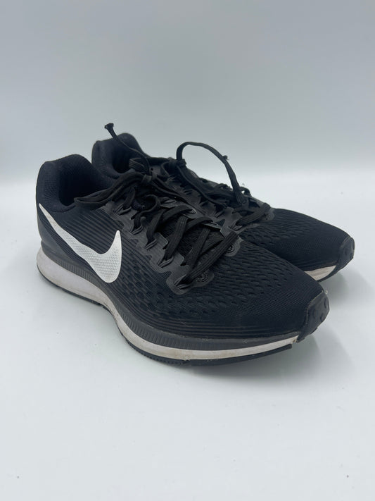 Shoes Athletic By Nike  Size: 9.5