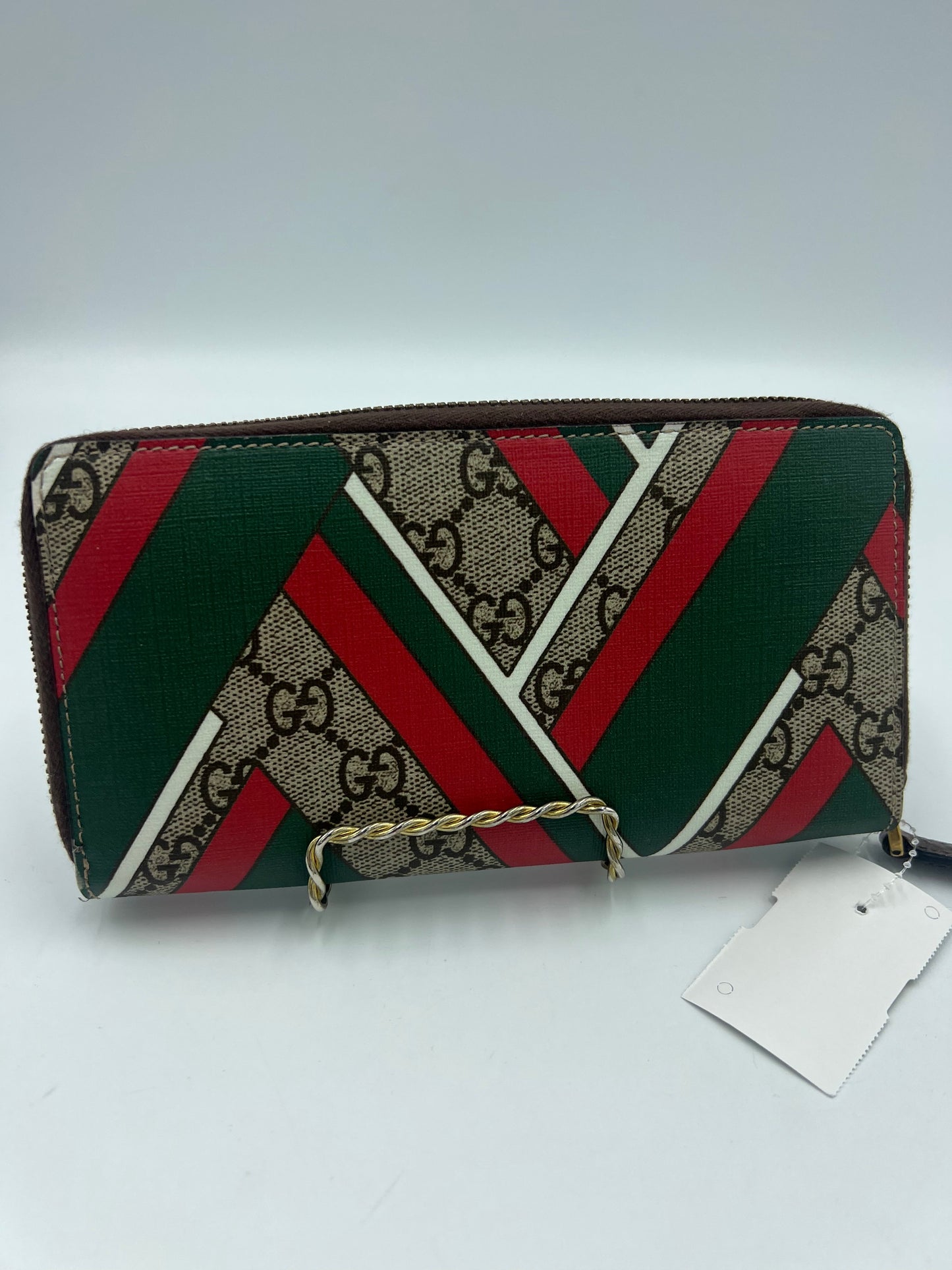 Like New! Gucci GG Supreme Chevron Zip Around Designer Wallet