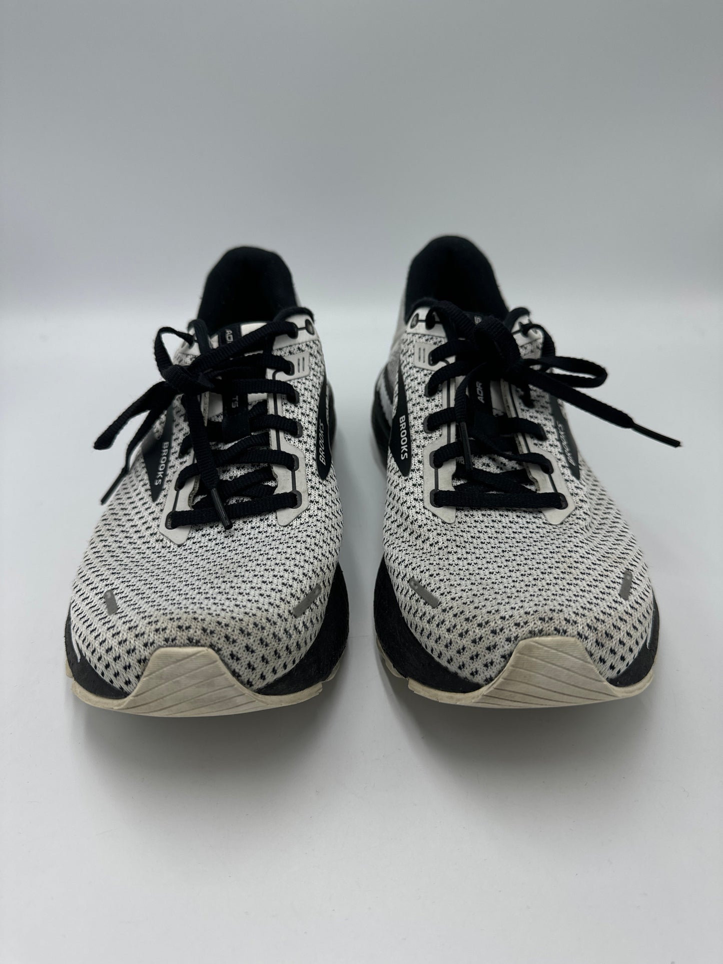 Shoes Athletic By Brooks In Black & White, Size: 10.5