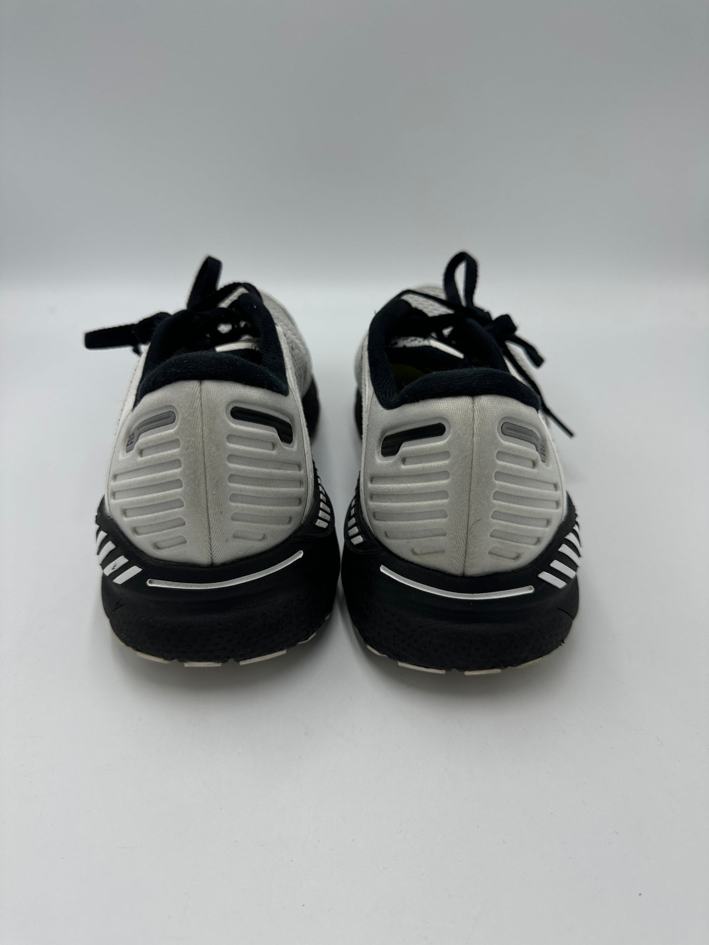 Shoes Athletic By Brooks In Black & White, Size: 10.5