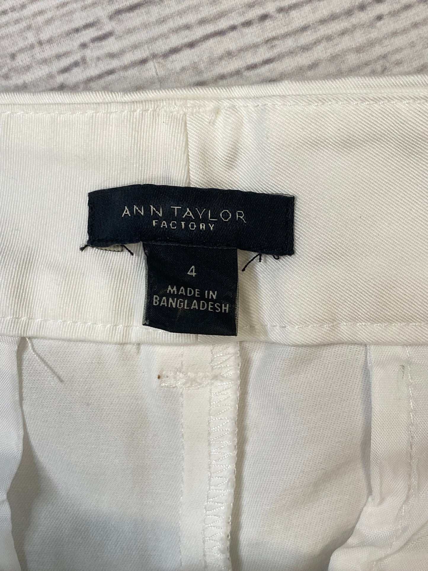 White Shorts Ann Taylor O, Size 4
