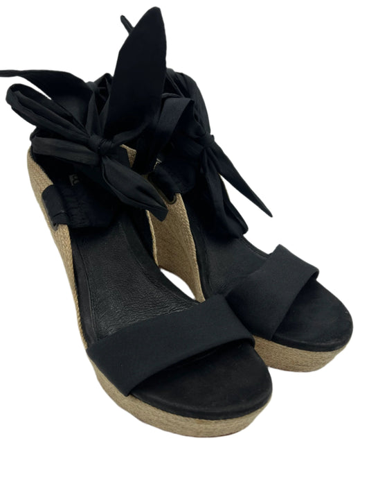 Sandals Designer By UGG In Black, Size: 9.5