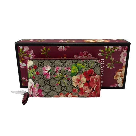 Like New! Gucci Bloom GG Supreme Luxury Wallet