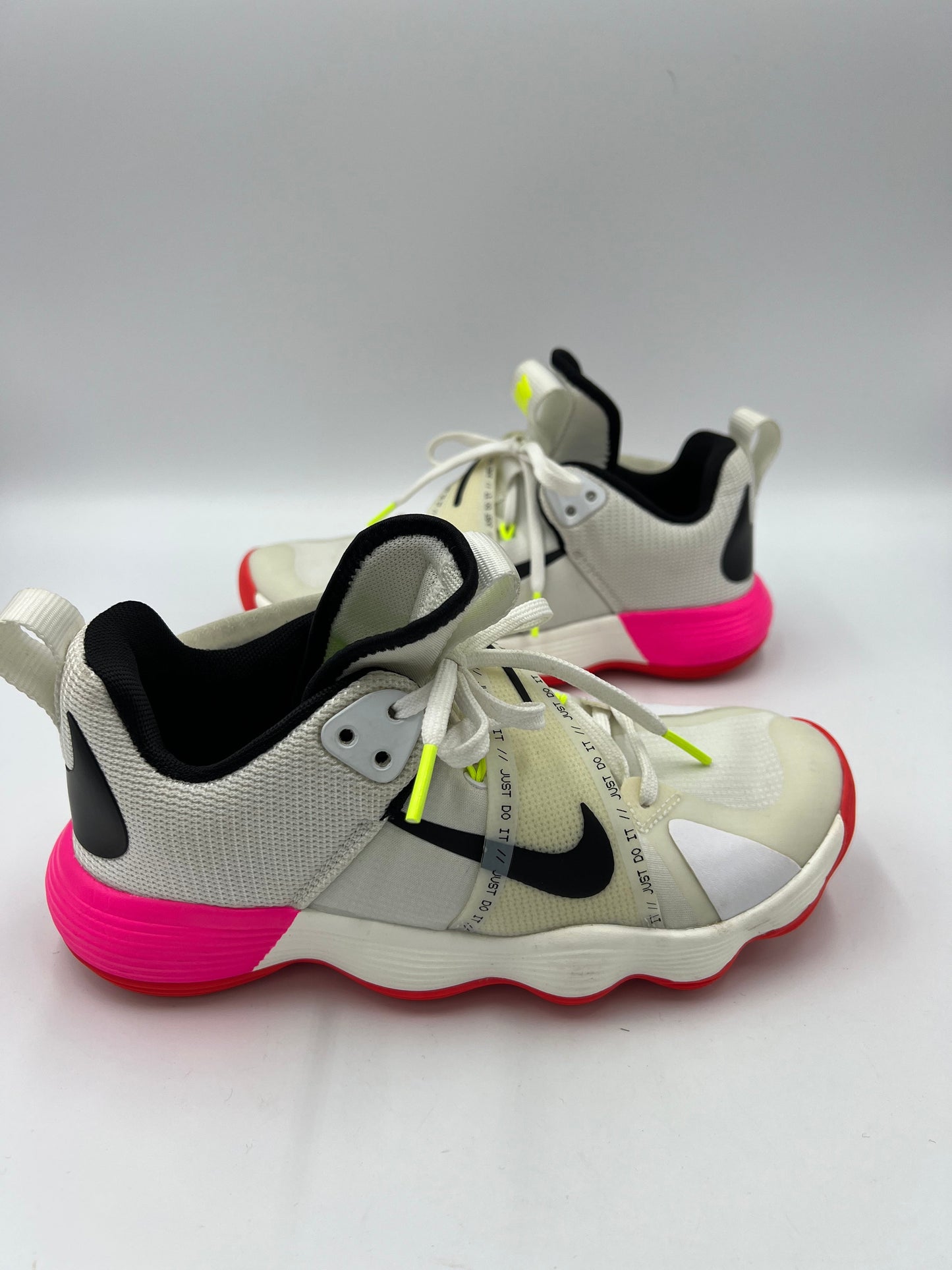 Shoes Athletic By Nike In White, Size: 6