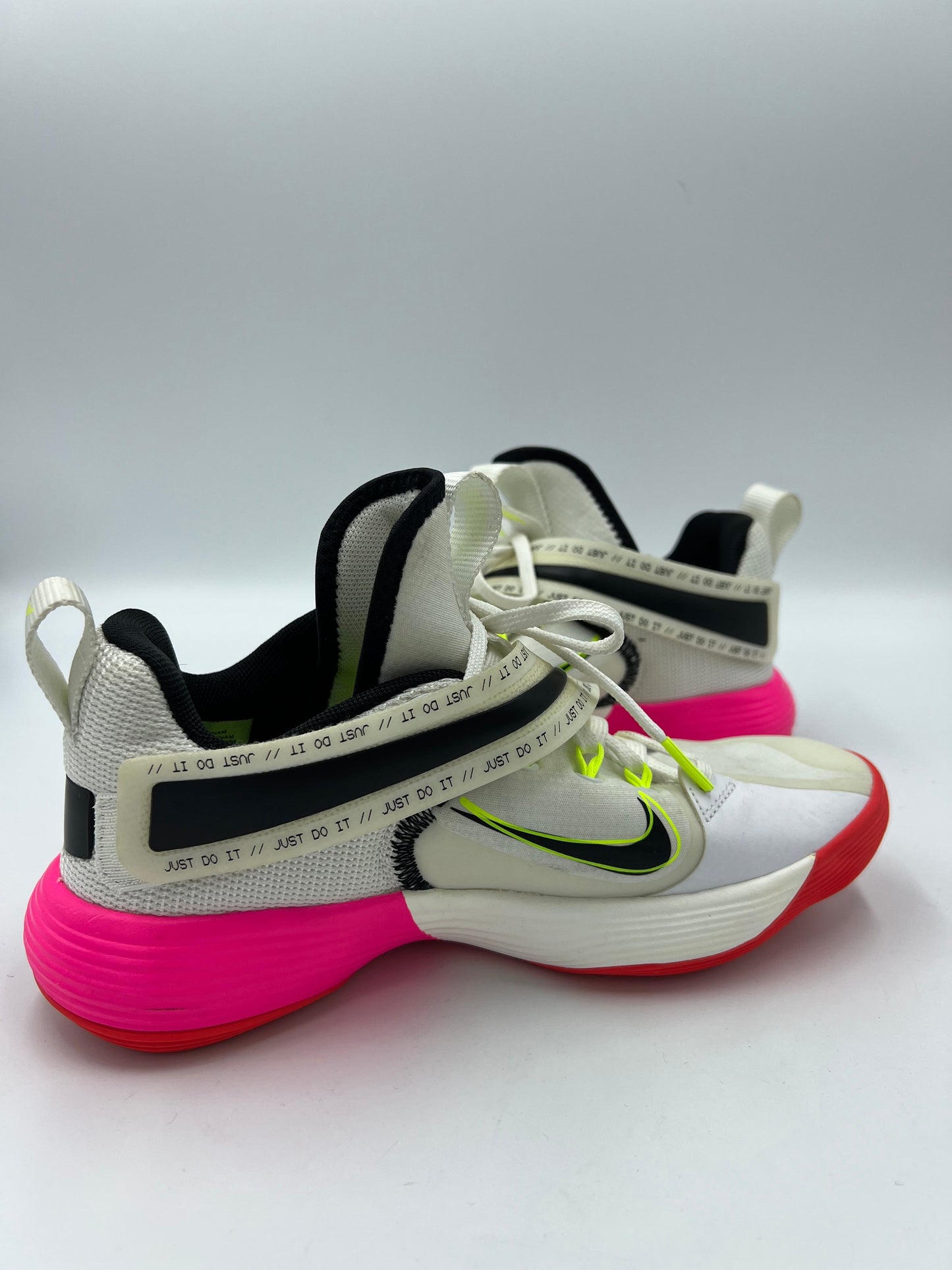 Shoes Athletic By Nike In White, Size: 6