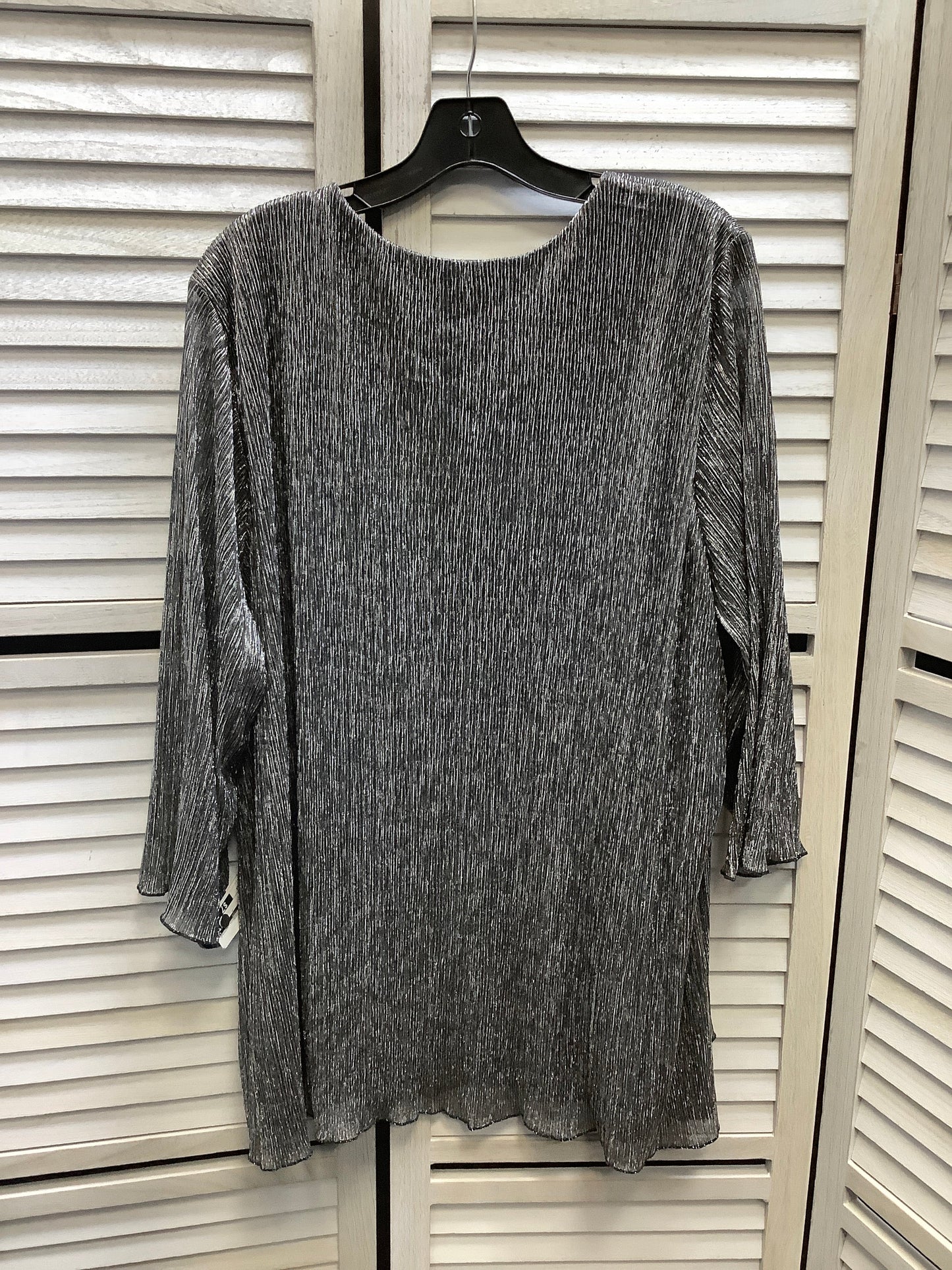 Top Long Sleeve By Cj Banks In Silver, Size: 3x