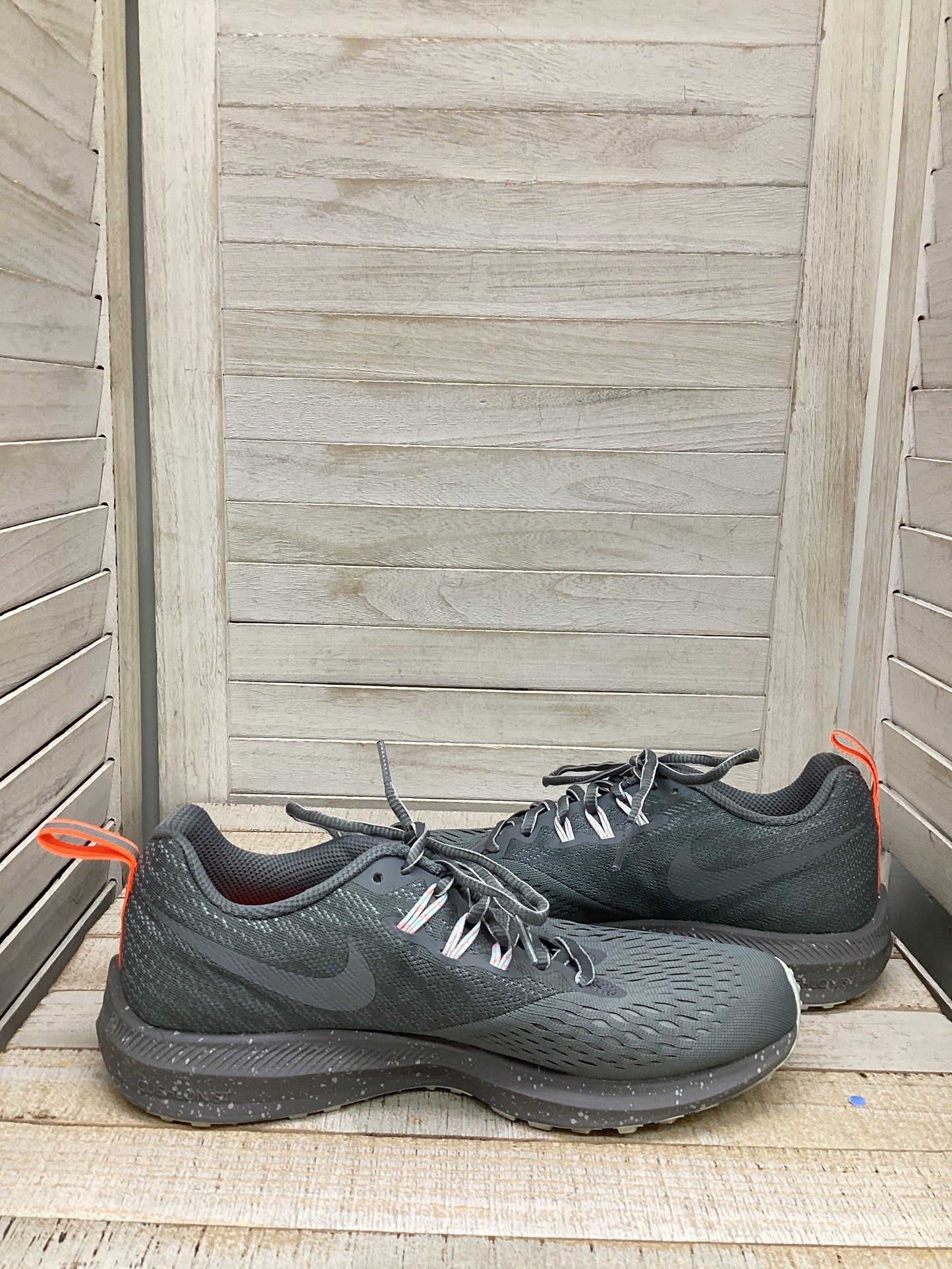 Shoes Athletic By Nike In Grey, Size: 8.5