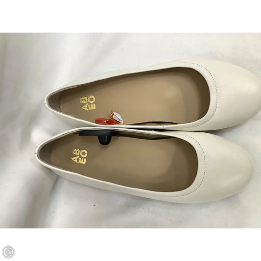 Shoes Flats By Abeo In Ivory, Size: 7.5