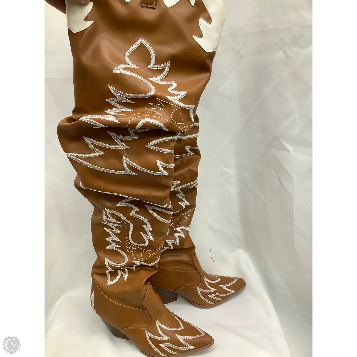 Boots Knee Heels By Clothes Mentor In Brown & White, Size: 7