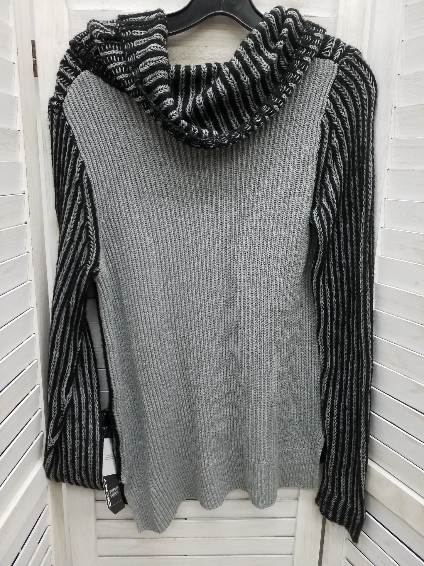 Sweater By Dkny  Size: M