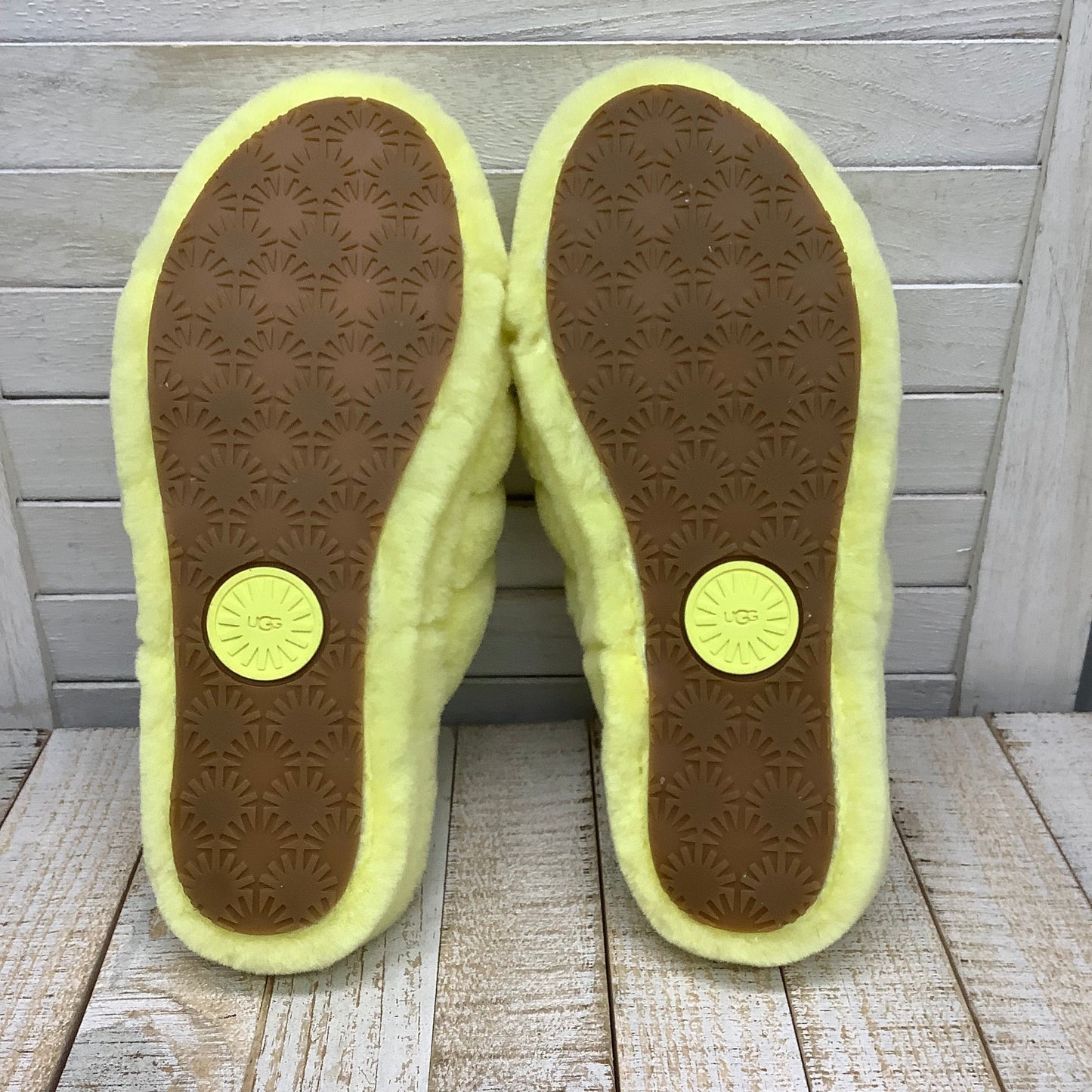 Yellow Slippers Ugg, Size 7