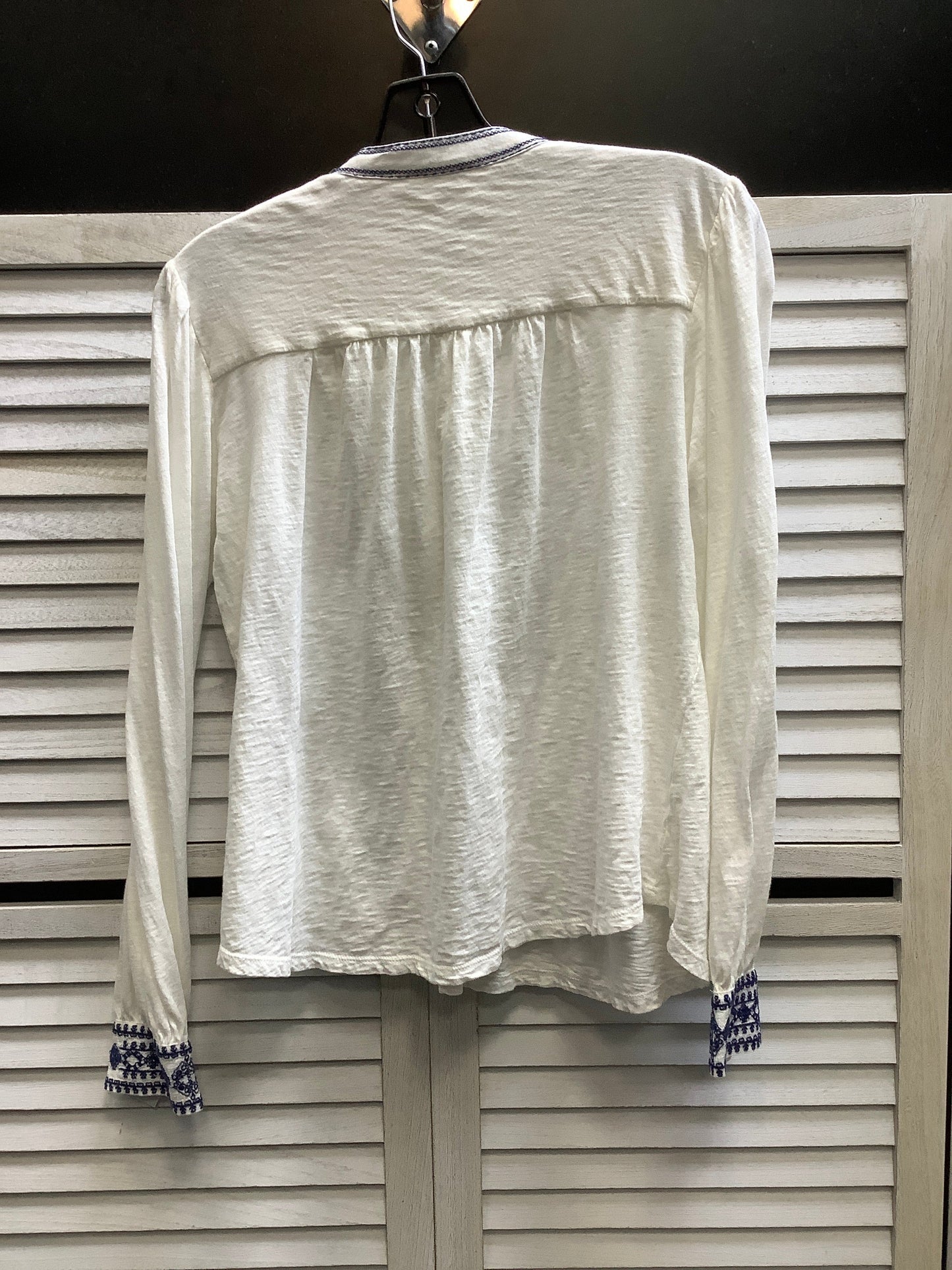 Top Long Sleeve By Lucky Brand In White, Size: M